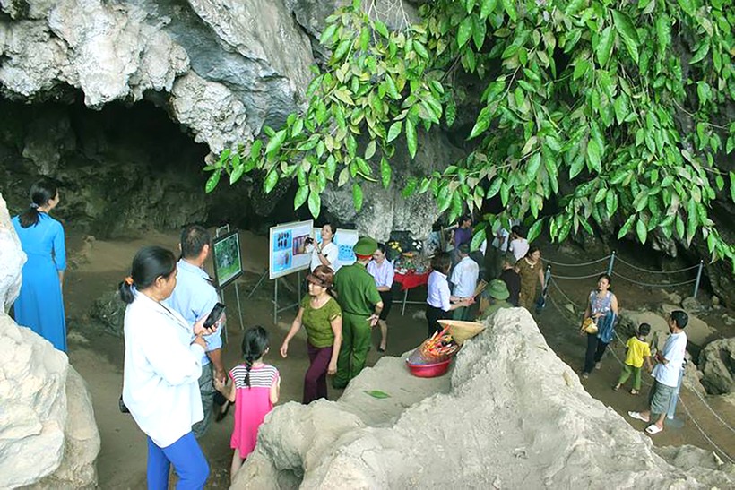Du khách tham quan triển lãm ảnh khảo cổ tại hang Đồng Trương vào năm 2018. Ảnh: Lê Lâm.