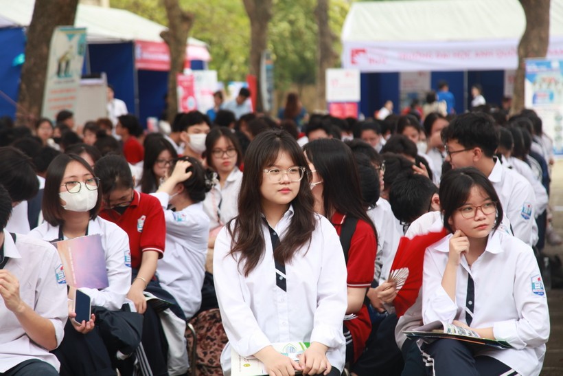 Học sinh Trường THPT Lý Thường Kiệt (quận Long Biên) tham dự ngày hội tư vấn hướng nghiệp.