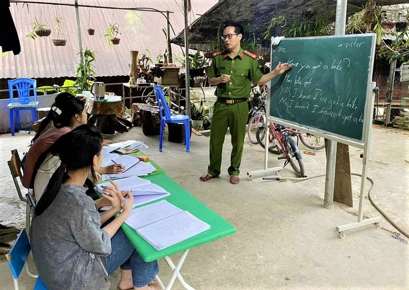 Lớp học tiếng Anh của Đại úy Vũ Văn Chính tuy đơn sơ nhưng chứa đựng tình yêu thương với trẻ em nghèo nơi biên giới.
