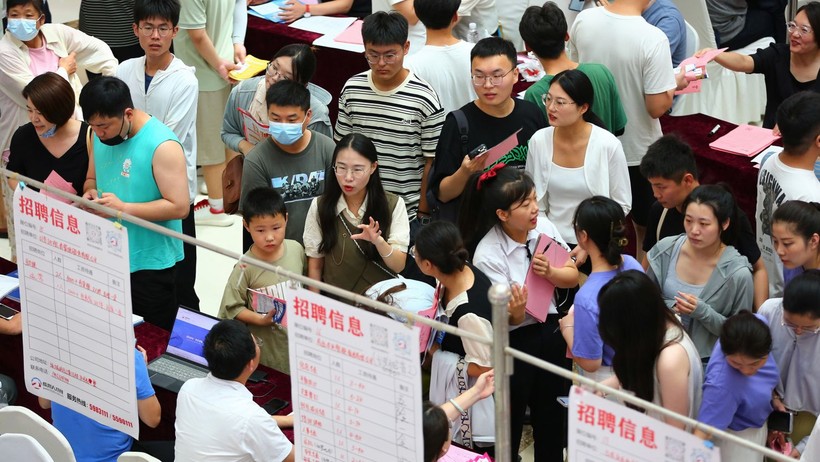 Người trẻ Trung Quốc tham gia ngày hội việc làm.