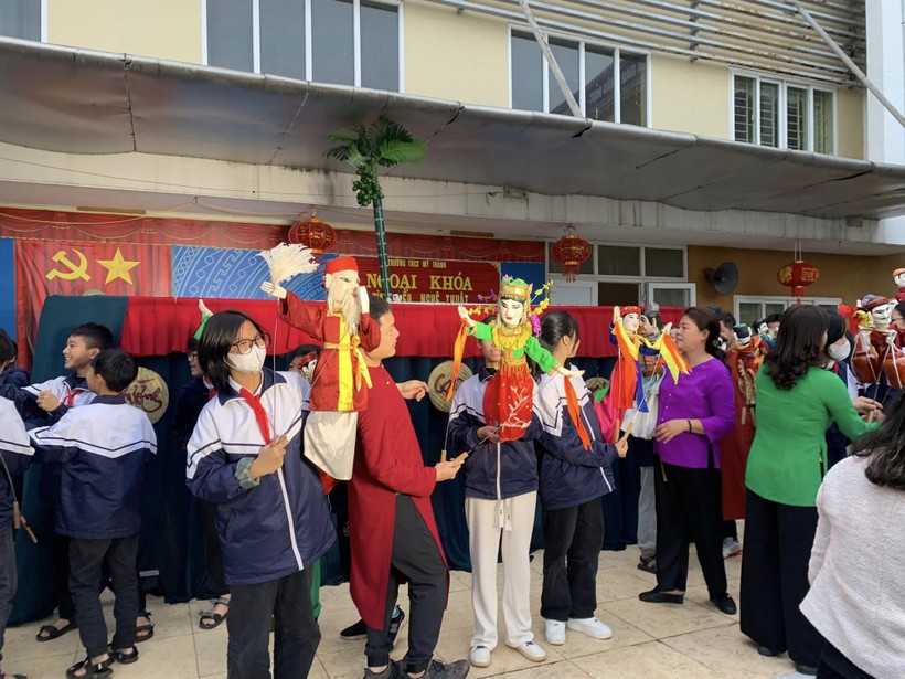 Một buổi biểu diễn ngoại khóa của phường rối Tế Tiêu tại trường học.