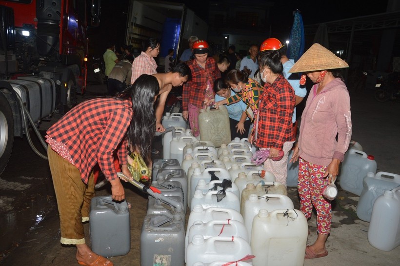 Người dân tỉnh Tiền Giang tập trung lấy nước tại các điểm cấp nước miễn phí. (Ảnh tư liệu)