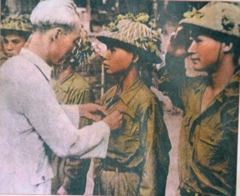 Bức ảnh Bác Hồ gắn Huy hiệu Chiến sĩ Điện Biên Phủ cho ông Bế Văn Sâm.