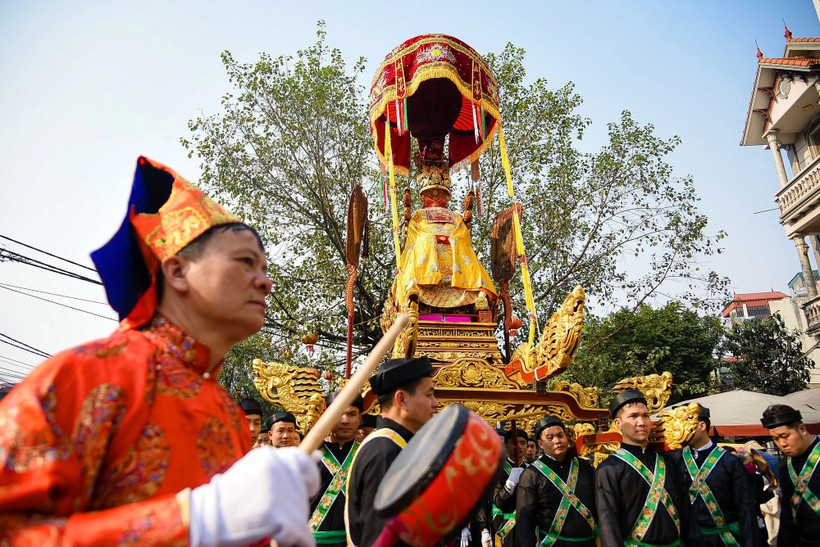 Kiệu rước Bố Cái Đại Vương Phùng Hưng trong lễ hội của làng Triều Khúc.