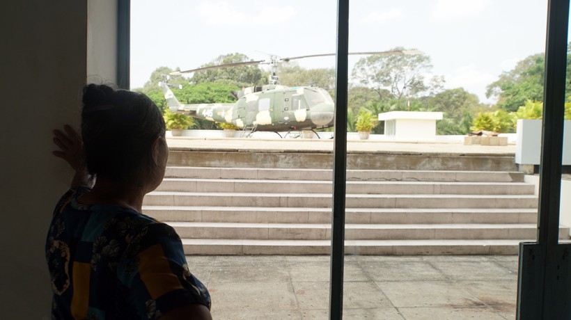Chiếc trực thăng UH1 do hãng Bell (Mỹ) chế tạo sử dụng tại chiến tranh Việt Nam năm 1962 được đặt trên sân thượng của dinh.