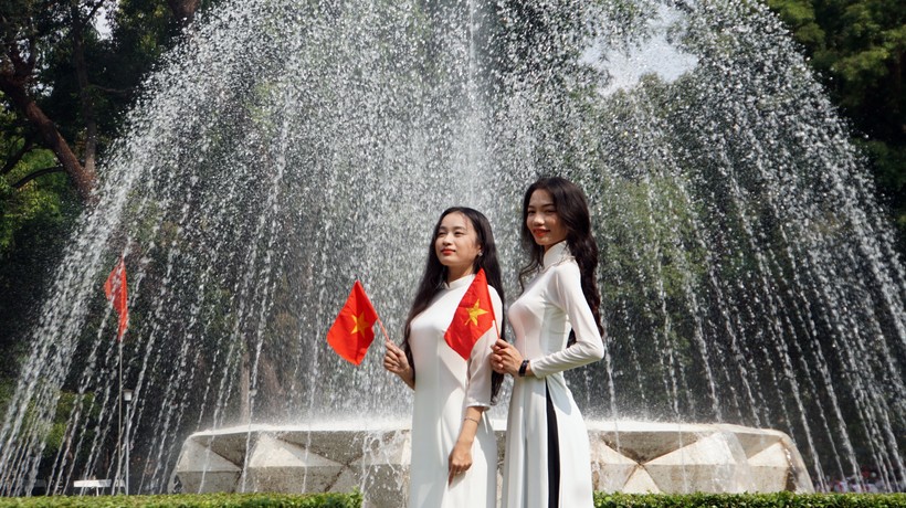 Trúc Quỳnh và Thanh Xuân, 23 tuổi, rủ nhau đi chụp ảnh tại dinh Độc Lập, để hoà chung không khí vui mừng của đất nước.