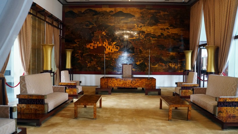 Nội thất trong phòng trình quốc thư do hoạ sĩ Nguyễn Văn Minh thực hiện theo phong cách Nhật Bản với kỹ thuật sơn mài độc đáo.