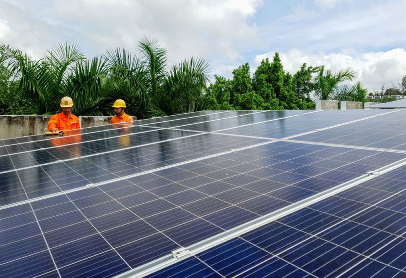 Công nhân lắp đặt tại một dự án điện mặt trời mái nhà.
