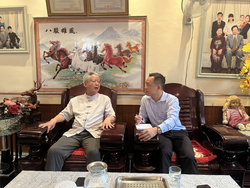 Ông Hà Quý Minh (bên trái) kể về thời kỳ giáo dục Lai Châu còn nhiều gian khó. Ảnh: Minh Đức