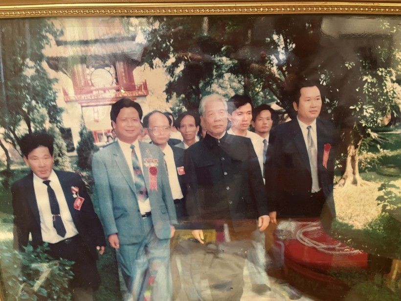 Bức ảnh 'để đời' của ông Hà Quý Minh (thứ 2 tính từ bên trái) trong lần đầu về Thủ đô gặp mặt Tổng Bí thư Đỗ Mười. Ảnh: Minh Đức