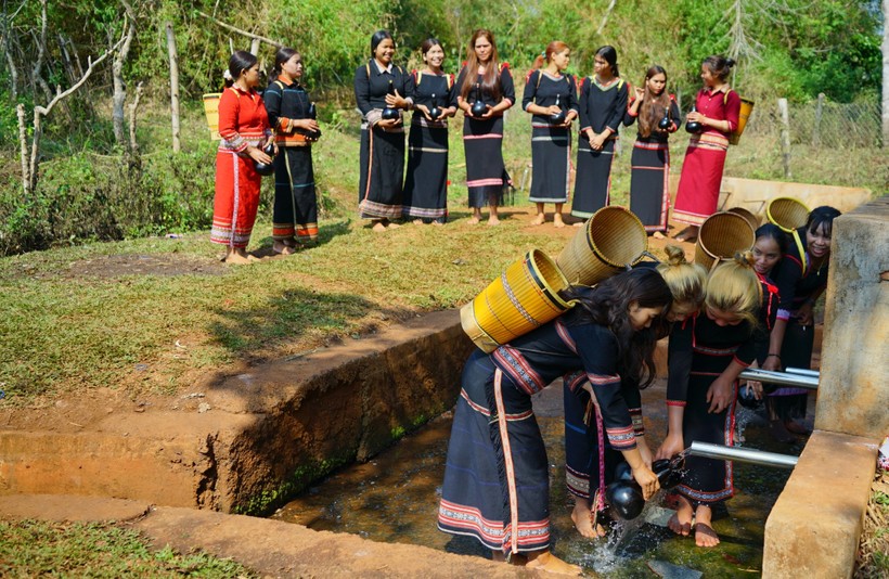 Những người phụ nữ trong làng đến giọt nước lấy nước vào bầu khô với mong muốn nguồn nước luôn dồi dào, tuôn chảy.