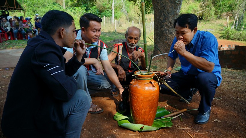 Dân làng cùng nhau thưởng thức rượu cần, chia sẻ những câu chuyện trong cuộc sống.
