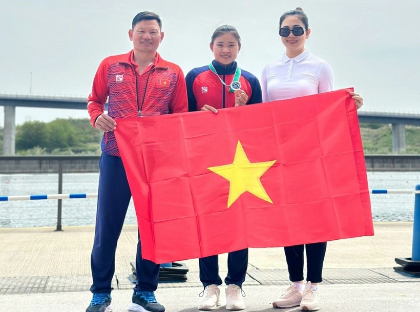 Nguyễn Thị Hương (giữa) giành vé tham dự Olympic Paris 2024. Ảnh: ITN.