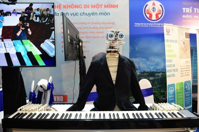 Robot chơi piano của nhóm sinh viên.