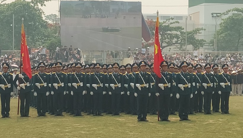 Khối đứng Quân chủng Phòng không - Không quân duy trì tập luyện trên Sân vận động tỉnh Điện Biên. Ảnh: Bình Thanh