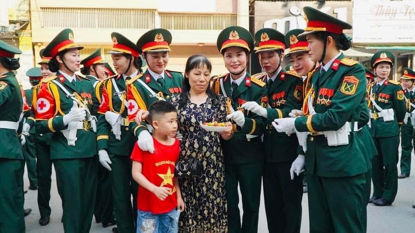 Người dân Điện Biên đem hoa quả đến cổ vũ các lực lượng tập luyện diễu binh, diễu hành. Ảnh: NVCC