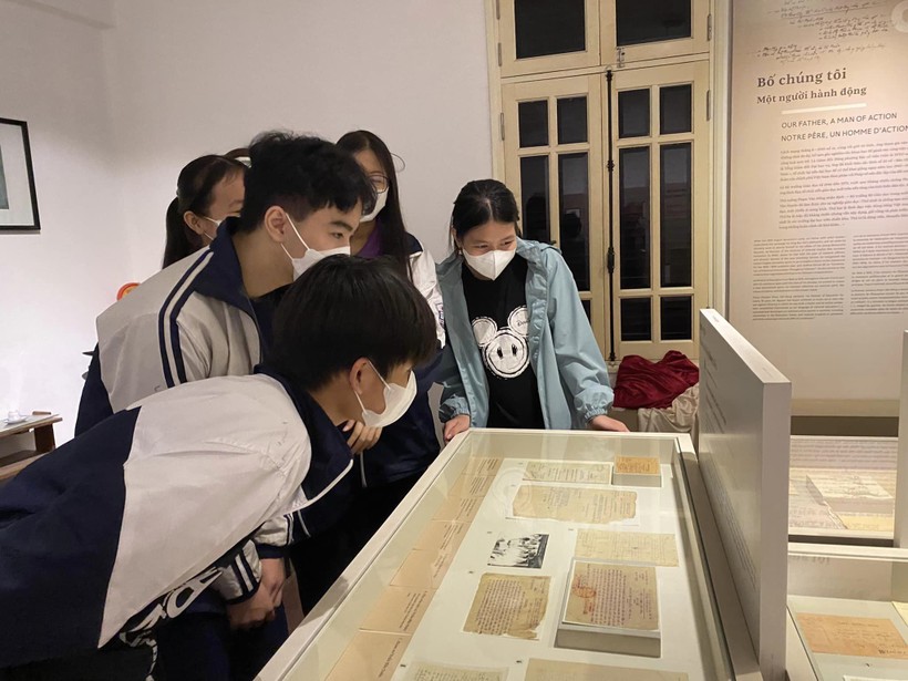 Học sinh tham quan Bảo tàng Nguyễn Văn Huyên.