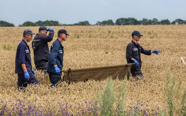Tìm thấy vật thể lạ trong xác các phi công lái máy bay MH17