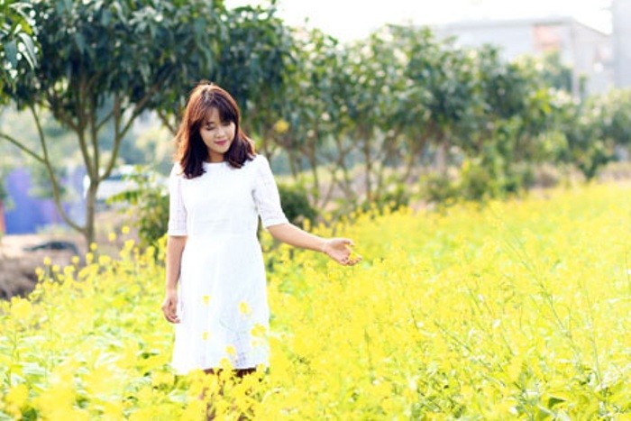 Nữ sinh trường Báo chí rực rỡ giữa cánh đồng hoa cải vàng