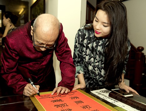 Hoa hậu Kỳ Duyên được giáo sư Vũ Khiêu tặng câu đối Tết
