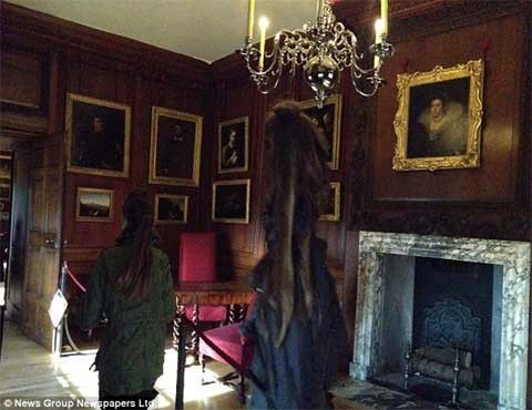 Nữ sinh chụp được ảnh hồn ma trong cung điện Anh?