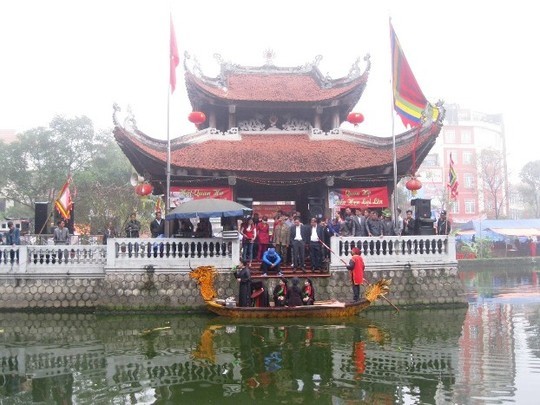Liền anh, liền chị hát tại hồ Thủy Đình (thị trấn Lim, Tiên Du, Bắc Ninh) - điểm trung tâm của lễ hội Lim