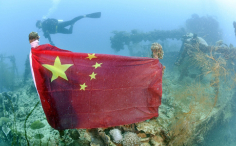 Thợ lặn treo cờ Trung Quốc lên xác tàu chiến Nhật dưới đáy biển