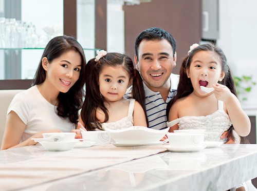 Những ông bố nức tiếng yêu chiều con gái của showbiz Việt