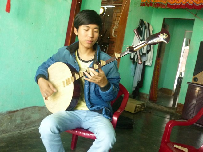Gặp “thần đồng” nhạc cụ 18 tuổi ở Quảng Trị
