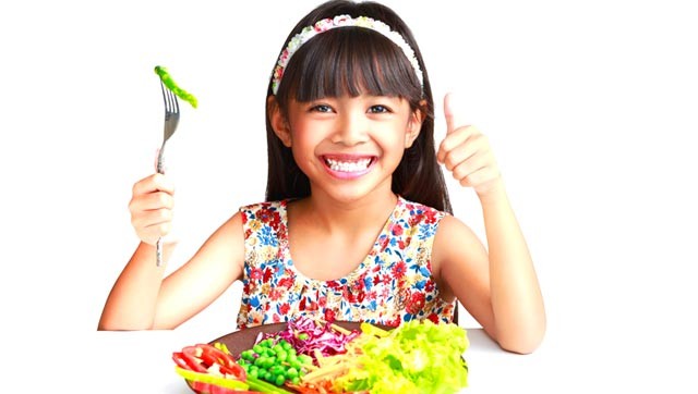 Cách bố mẹ dạy trẻ có thói quen ăn uống tốt