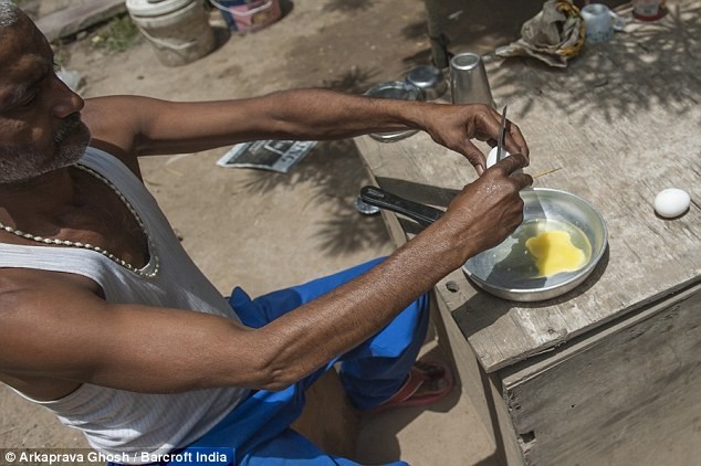Dân Ấn Độ rán trứng dưới nắng nóng gần 50 độ C