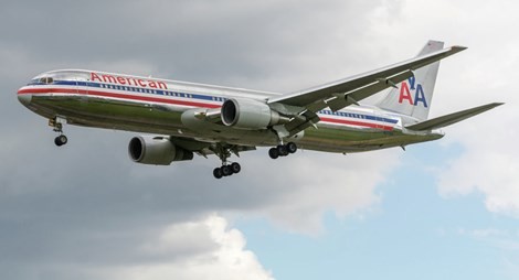 Người khuyết tật kiện American Airlines vì phải bò lên máy bay