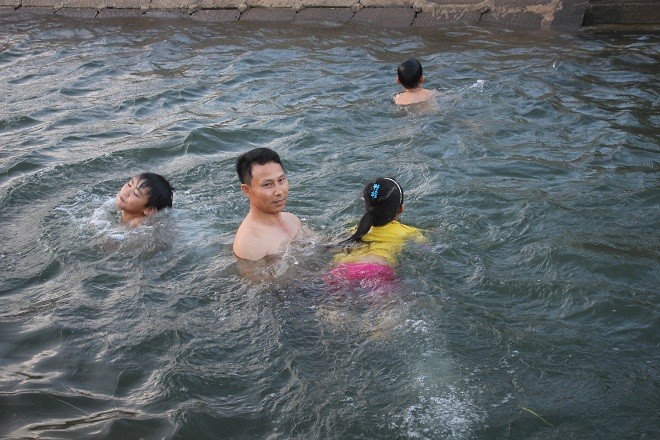 Lớp học bơi miễn phí cho trẻ em trên dòng sông quê