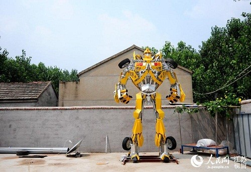 Chế robot Transformer khổng lồ tặng con trai