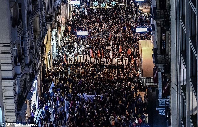 Người Thổ Nhĩ Kỳ vẫn diễu hành sau vụ đánh bom đẫm máu