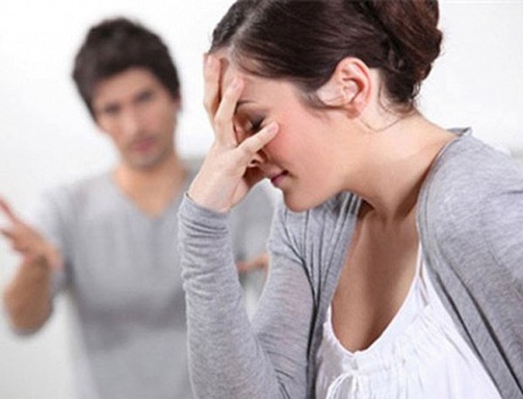 Vợ phát hoảng vì ly hôn rồi chồng cũ vẫn đánh ghen