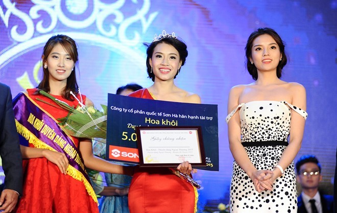 Vũ Lê Ngọc Anh giành giải cao nhất trong đêm chung kết Miss Duyên dáng Ngoại thương 2015. Ảnh: Việt Hùng.