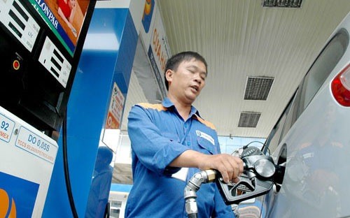 Giá xăng giảm gần 400 đồng, giá dầu giảm mạnh