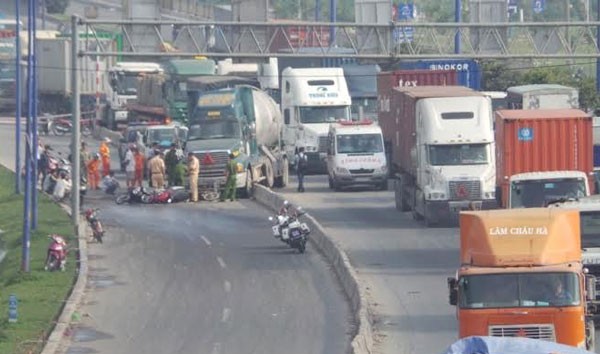 Xe bồn đâm hàng loạt xe máy ở cửa ngõ Sài Gòn