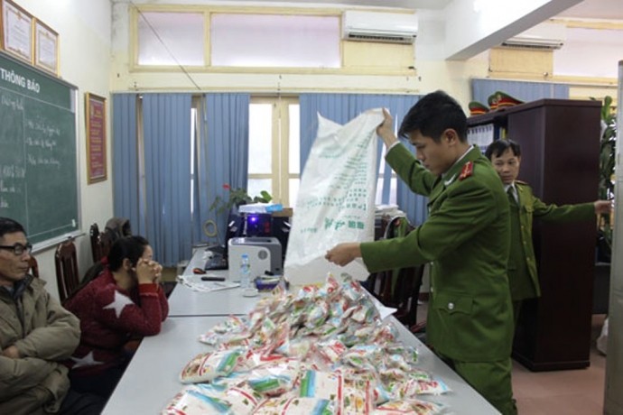 Đột nhập xưởng sản xuất hàng ngàn gói bột ngọt giả tại Hà Nội