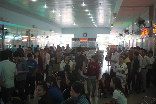 Đà Nẵng: Người dân chen lấn mua vé xe Tết vì nhà xe giảm giá vé
