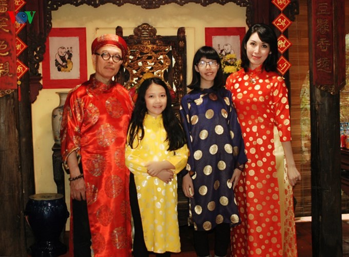 Họa sĩ Thành Chương xúng xính áo dài đón Tết cùng gia đình ở Việt Phủ