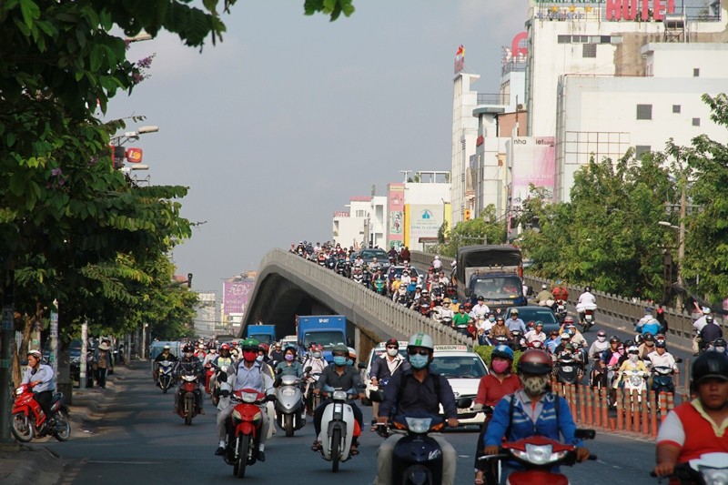 Phố Sài Gòn lại tất bật với xe cộ ngày làm việc đầu năm