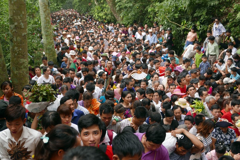 Hàn ngàn người dân tách "biển người", băng rừng lên lễ Đền Hùng