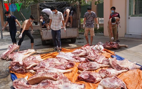 Bắt hơn 1 tấn thịt thối đang được tiêu thụ tại chợ