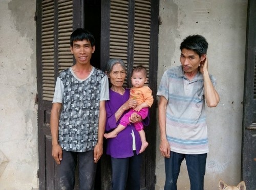 Mẹ già ung thư gồng gánh nuôi 2 đứa con nhiễm chất độc màu da cam