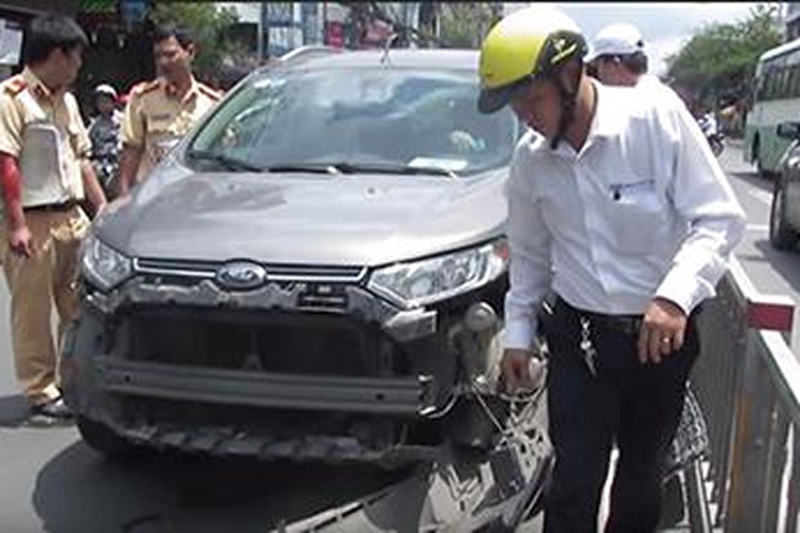 Gây tai nạn, nữ tài xế cố thủ trong xe