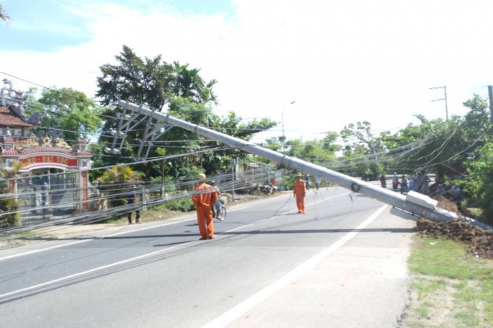 Cột điện đổ vắt ngang quốc lộ, cả huyện mất điện trên diện rộng
