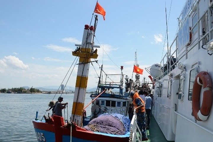 Cảnh sát biển cứu hộ 10 ngư dân gặp nạn