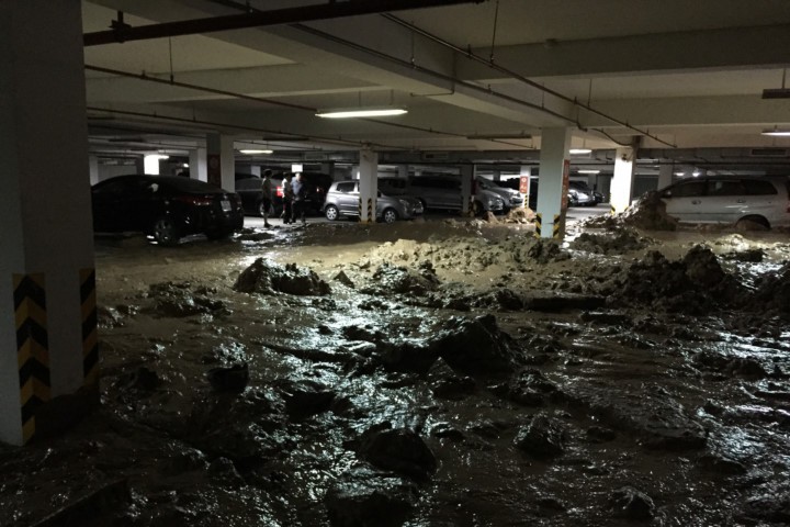 Sập tường hầm chung cư, hàng trăm m3 bùn vùi lấp nhiều ô tô, xe máy